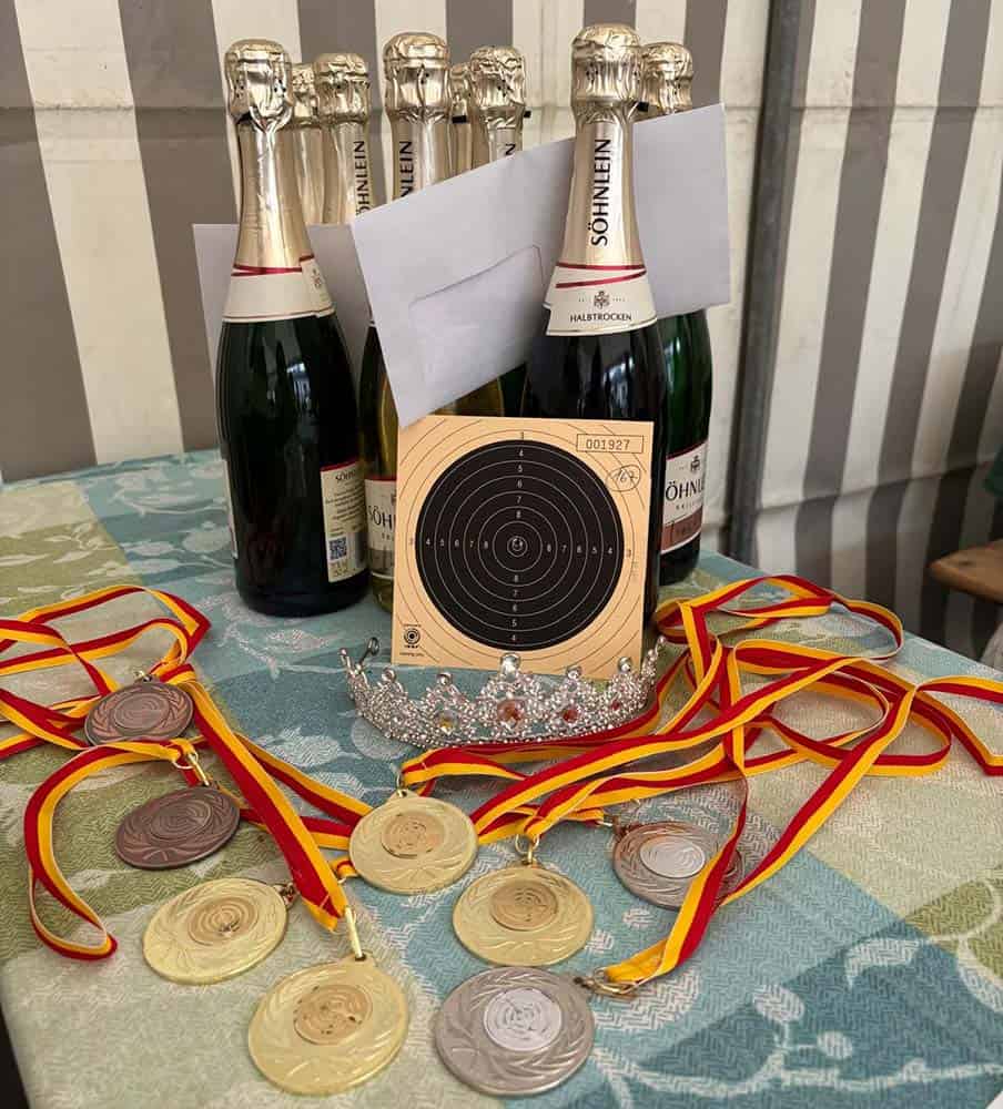 Sekt, viele Medaillen und eine Krone